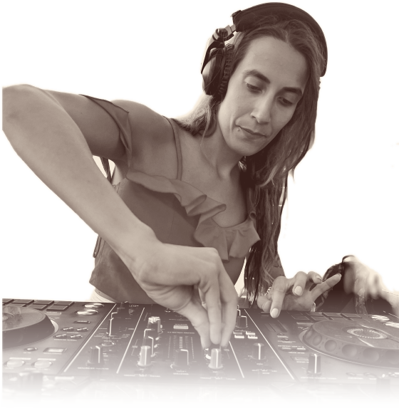 Kikarica behind the decks